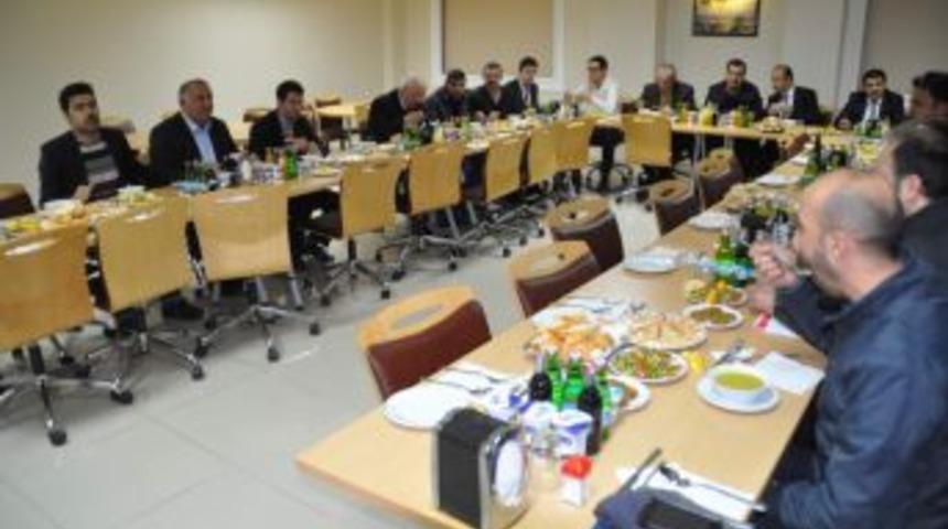 Gazeteciler Yemekte Bir Araya Geldi