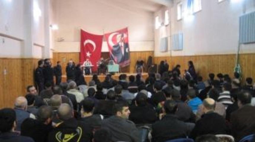 H&uuml;k&uuml;ml&uuml; Ve Tutuklular Konserde Eğlendi