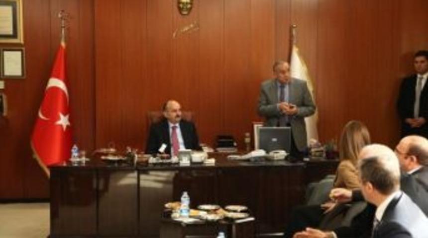 Bakan M&uuml;ezzinoğlu, Gaziantep B&uuml;y&uuml;kşehir Belediyesi'ni Ziyaret Etti