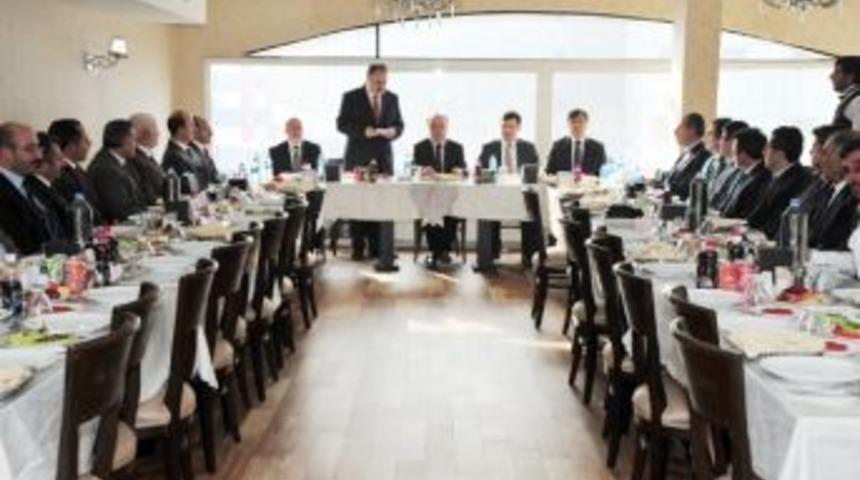 Erzurum Valisi Dr. Ahmet Altıparmak İl Ve İl&ccedil;e M&uuml;ft&uuml;leri İle Bir Araya Geldi