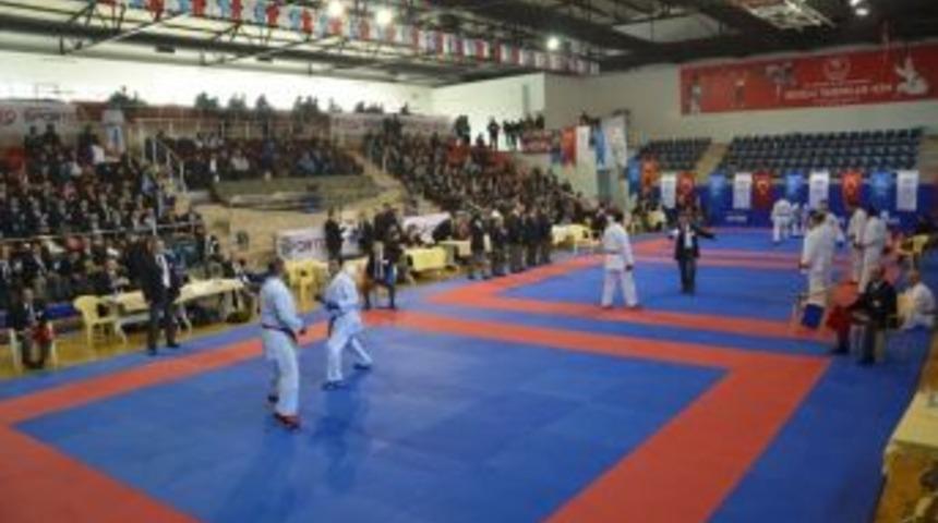 T&uuml;rkiye Veteranlar Karate Şampiyonası D&uuml;zce&rsquo;de Başladı