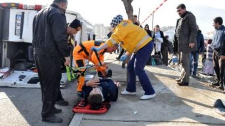 &Ouml;ğrenci Servisleri &Ccedil;arpıştı: 20 Yaralı