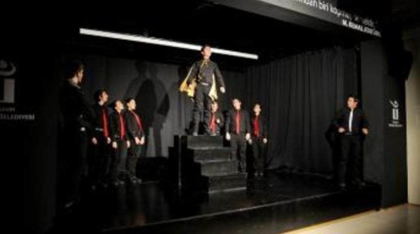 Eskişehir'de "azizname" Adlı Oyun Sahnelendi