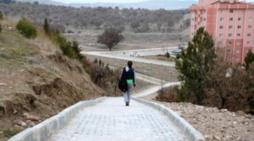 Gediz&rsquo;de Yayalar İ&ccedil;in Yeni Yol &Ccedil;alışması