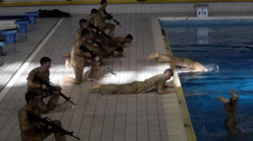 Deniz Harp Okulu &Ouml;ğrencilerinin G&ouml;sterisi Nefes Kesti