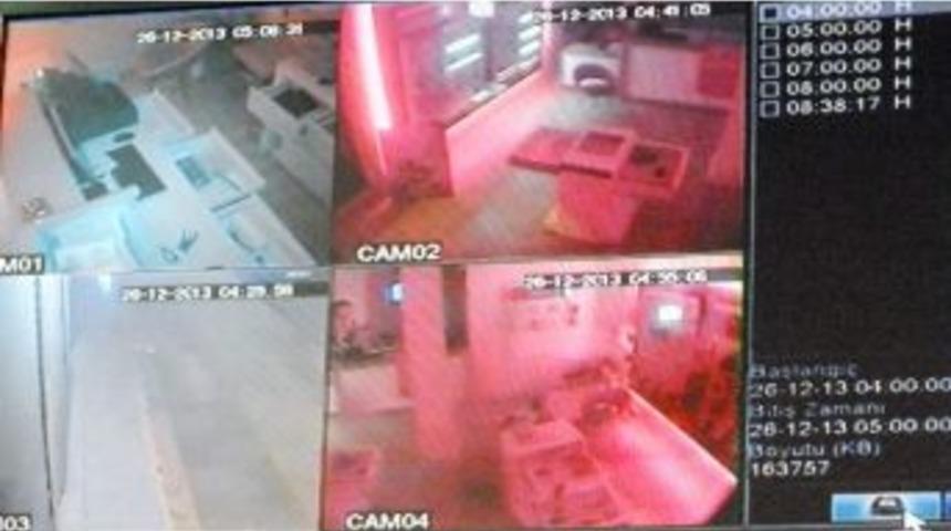 1 Saat 20 Dakika S&uuml;ren Hırsızlık Kameraya Yansıdı