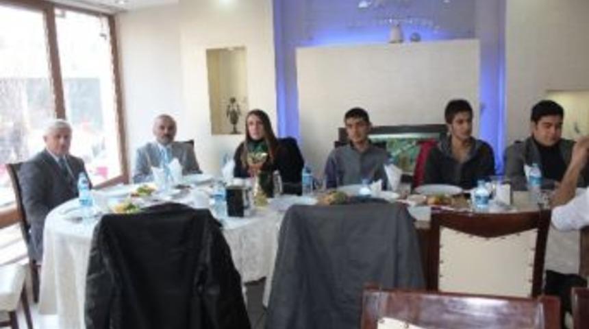 M&uuml;d&uuml;rden Şampiyon &Ouml;ğrencilere Moral Yemeği