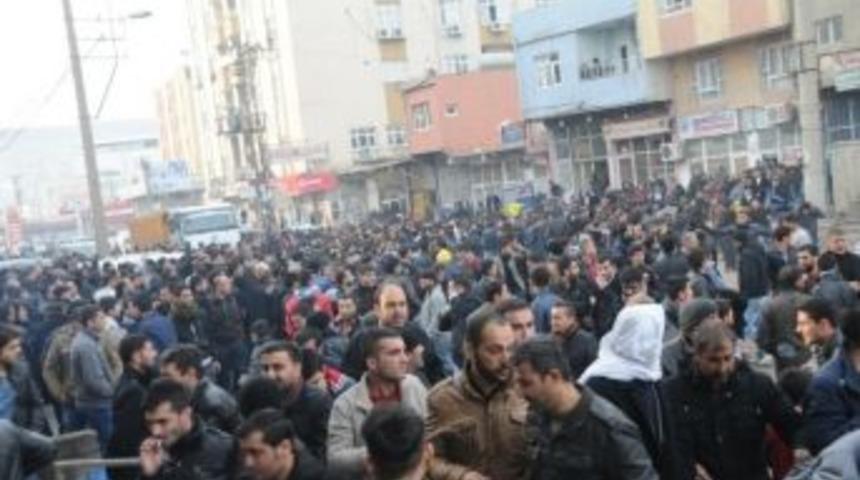 Cizre'de Elektrik Kesintisini Protesto Eden Gruba Polis M&uuml;dahale Etti