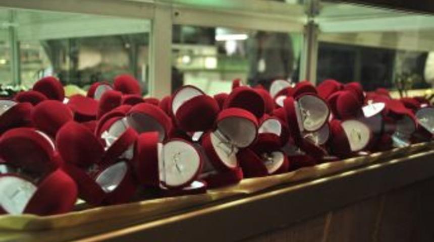 40 Liralık Kolye, 50 Liralık Tek Taşa B&uuml;y&uuml;k Rağbet