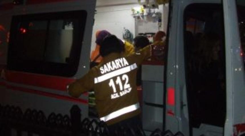 Freni Patlayan Minib&uuml;s Kırmızı Işıkta Bekleyen Ara&ccedil;lara &Ccedil;arptı