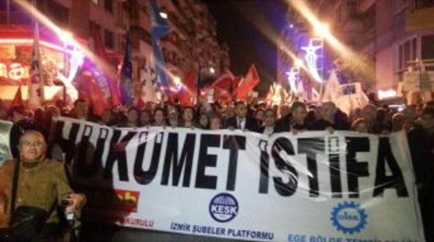 İzmir'de Yolsuzluk Ve R&uuml;şvet Iddiaları Protesto Edildi