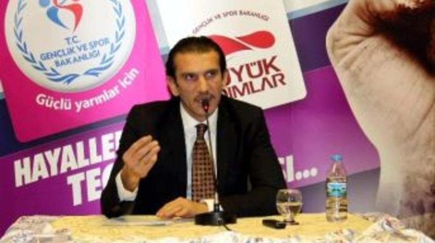 Eski Milli Kaleci R&uuml;şt&uuml; Re&ccedil;ber Konya&rsquo;da S&ouml;yleşiye Katıldı