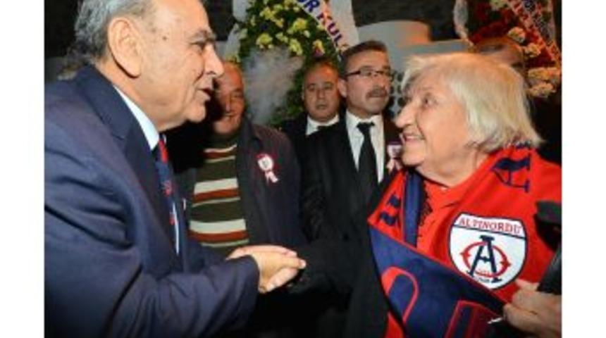 İzmir B&uuml;y&uuml;kşehir Futbol Kul&uuml;plerine 4,5 Milyon Lira Dağıtacak