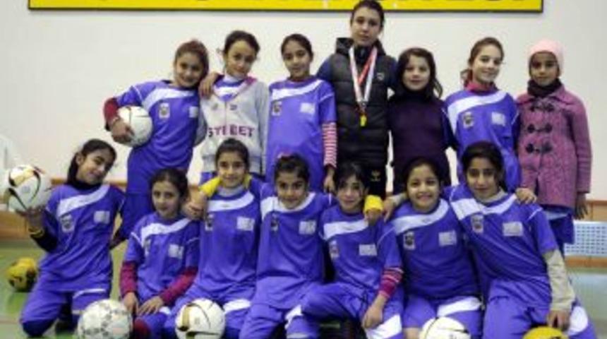 Diyarbakırlı 200 Gencin Elinden Tuttular