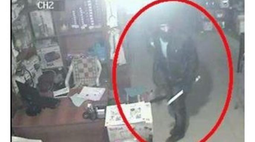 Mağazaya Giren Kar Maskeli, Levyeli Hırsızlar Ka&ccedil;amadı