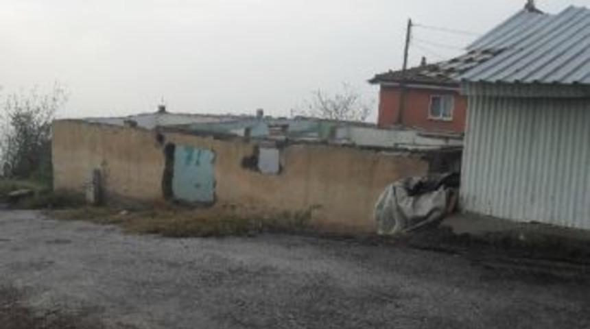 İzmit'te Harabe Yapılar Yıkılıyor