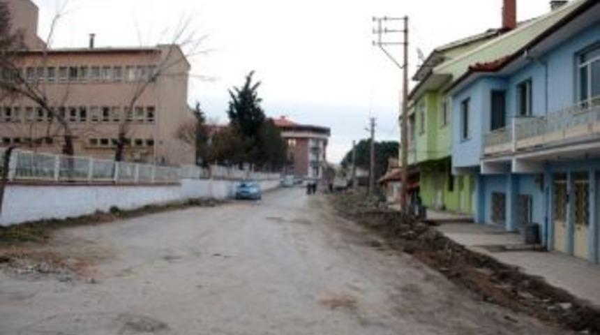 Gediz Belediyesi Saygılar Mahallesi'nde Yol D&uuml;zenleme &Ccedil;alışması Yapıyor