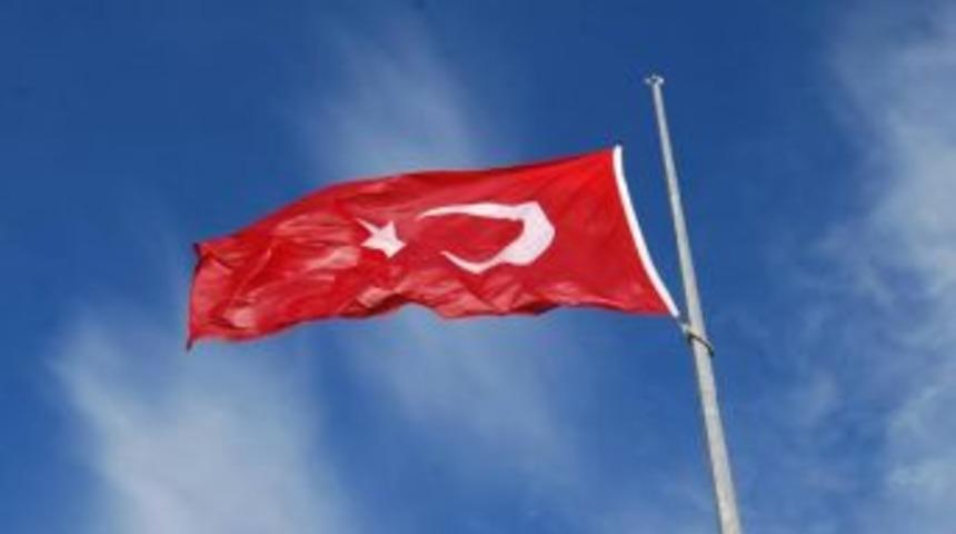 Yırtılan Dev T&uuml;rk Bayrağı Yenilendi