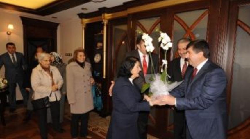 Vali &Ouml;z, Aile Ve Sosyal Hizmetler Derneğini Makamında Kabul Etti