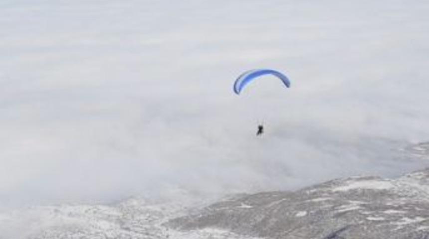 İzmirli Paraş&uuml;t&ccedil;&uuml;lerden G&ouml;ky&uuml;z&uuml;nde Dans