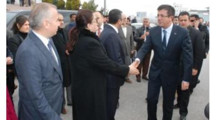 Ekonomi Bakanı Zeybekci&rsquo;ye Davul Zurnalı Karşılama