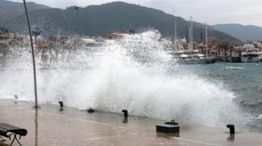 Marmaris'te Dev Dalgalar Sahili Esir Aldı