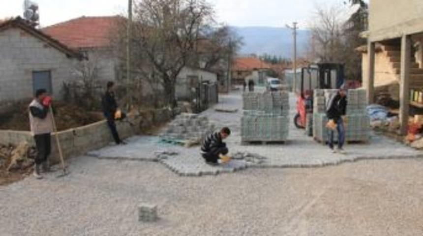 Dağbeli Beldesinde Kaldırım &Ccedil;alışmaları Devam Ediyor