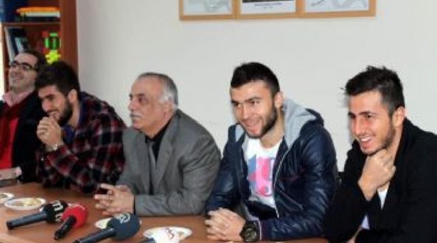 Trabzonspor'lu Futbolcular Okul Ziyaretinde Bulundu