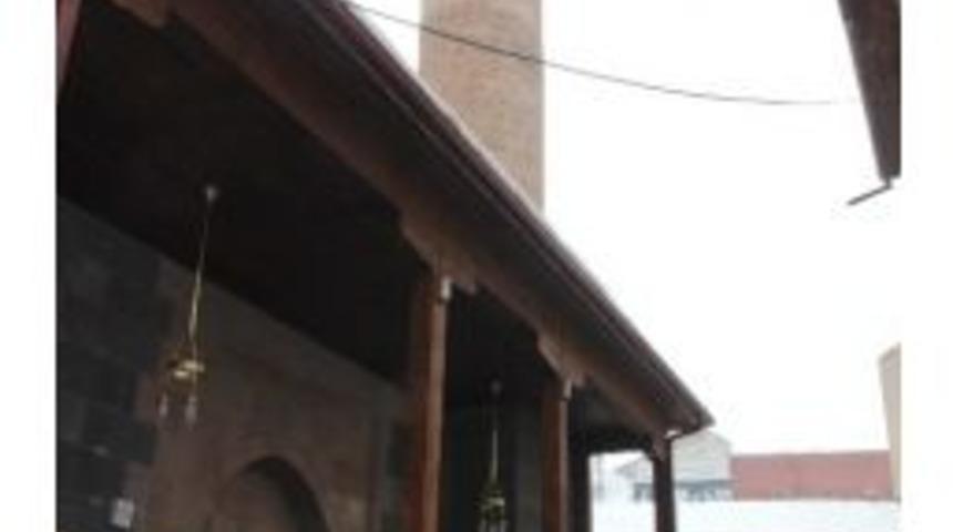 Erzurum'da Kasımpaşa Camisi Yeniden İbadete A&ccedil;ıldı