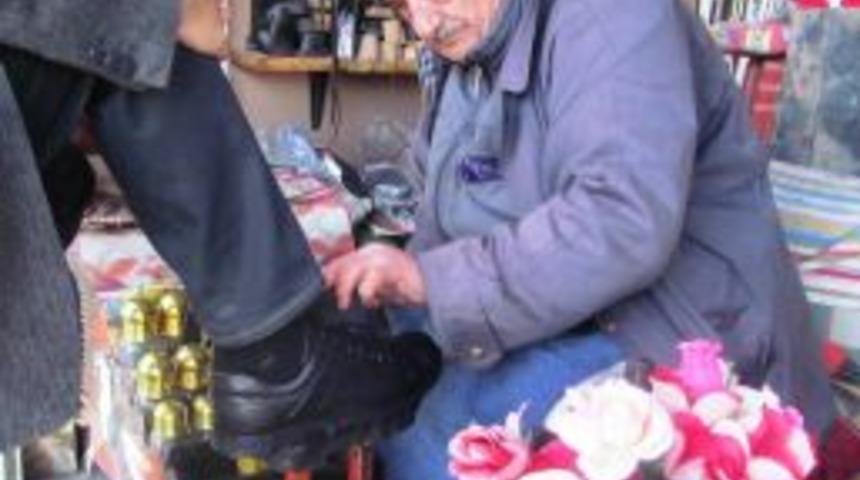 Tek Koluyla Ayakkabı Boyayarak Ge&ccedil;imini Sağlıyor