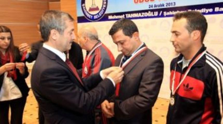 Şahinbey Belediyesi Başarılı Sporcuları Cumhuriyet Altını İle &Ouml;d&uuml;llendirdi