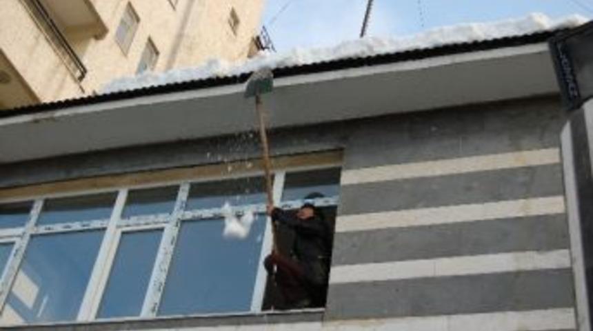 &Ccedil;atılardaki Kar Ve Buz Sarkıtları Tehlike Sa&ccedil;ıyor