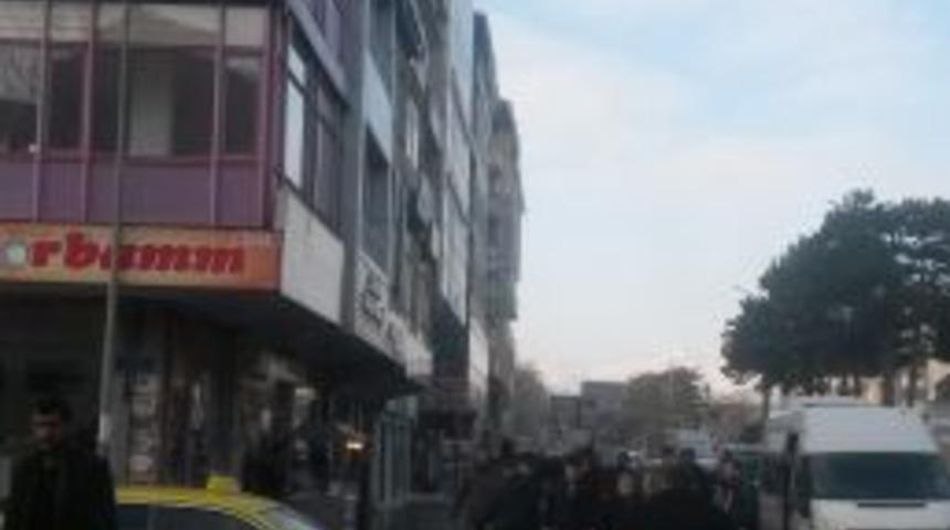 Tatvan&rsquo;da &Ccedil;atılardaki Karlar Ve Buz Sarkıtları Tehlike Sa&ccedil;ıyor