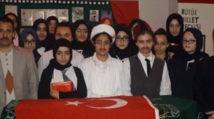 &Ouml;ğrenciler Mehmet Akif&rsquo;i Unutmadı