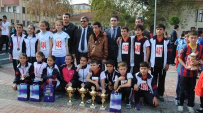 Kır Koşusunda Dereceye Giren Sporcular Madalya Aldı