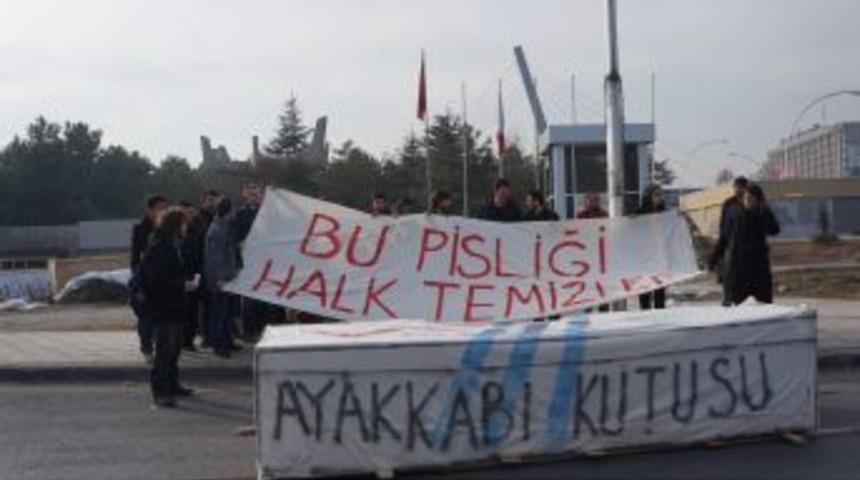 ODT&Uuml;'de 'ayakkabı Kutulu' Protesto