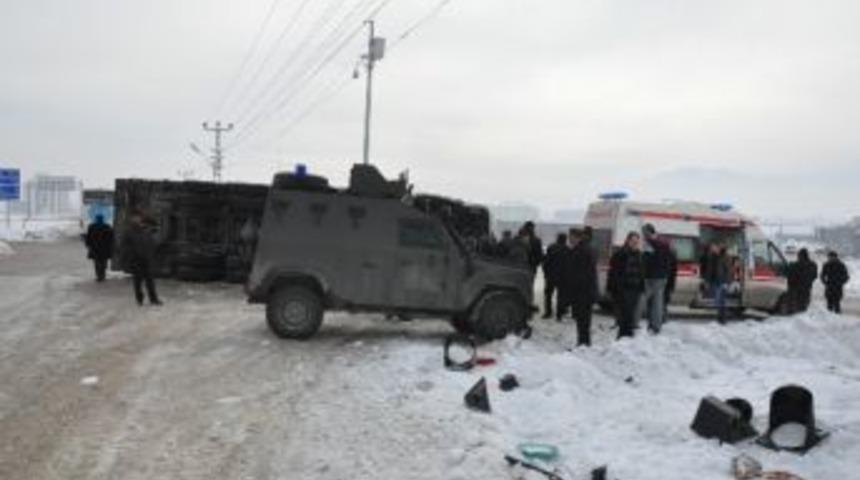 Buzlanmadan Dolayı Kamyon Yan Yattı