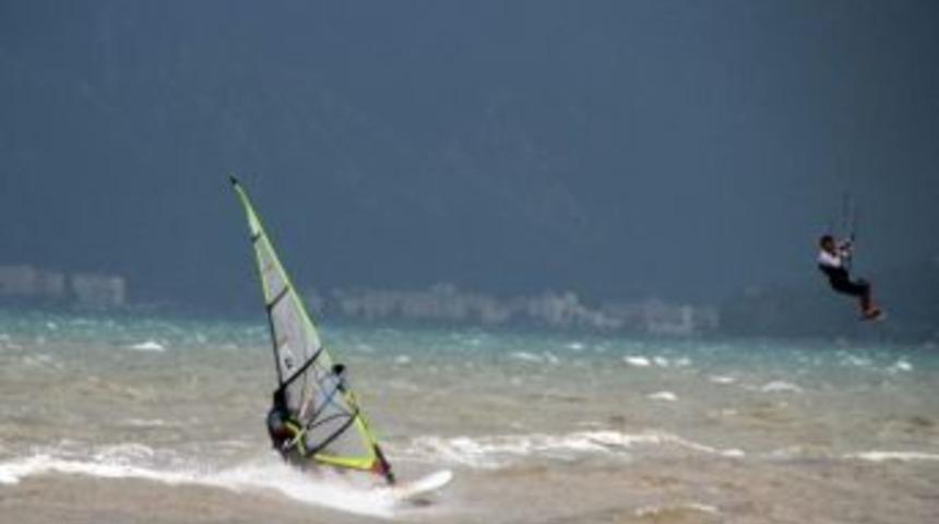 Fırtınaya Meydan Okuyorlar