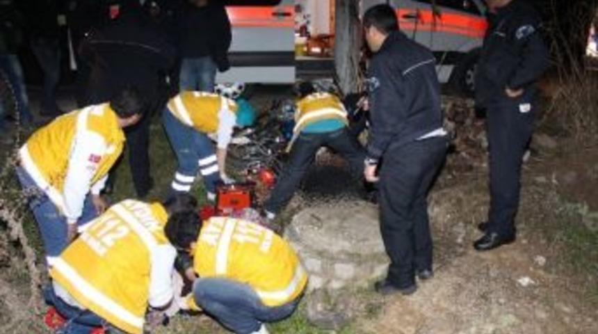 Motosiklet Aydınlatma Direğine &Ccedil;arptı: 1 &Ouml;l&uuml;, 1 Yaralı