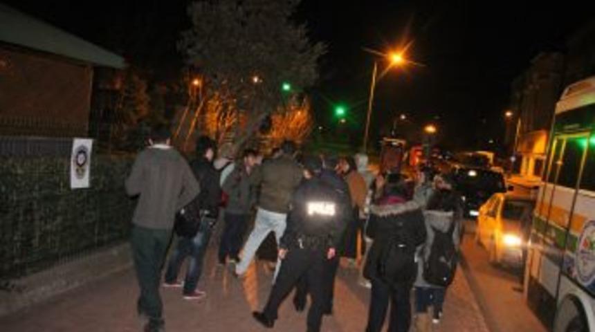 Saldırıya Uğrayan Otob&uuml;s&uuml;n Yolcuları B&uuml;y&uuml;k Korku Yaşadı