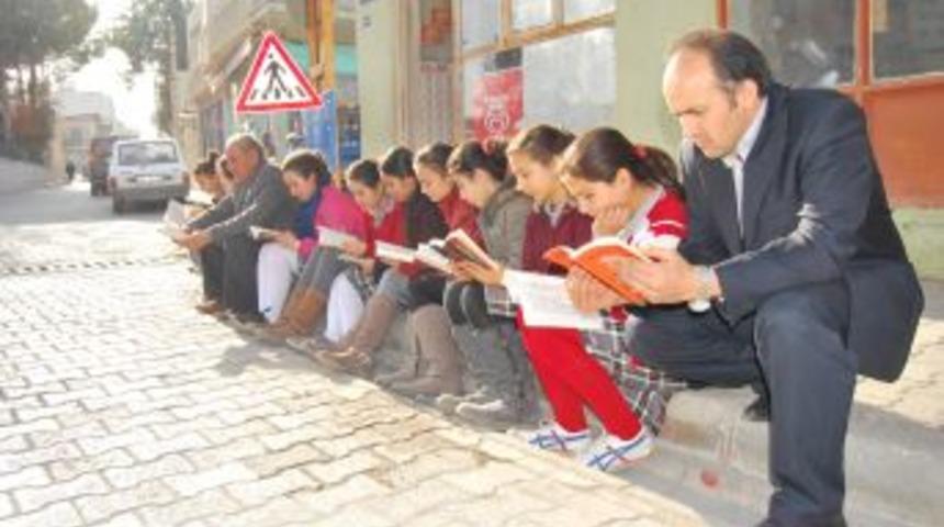 Mut'ta &Ouml;ğrenciler Sokakta Kitap Okudu