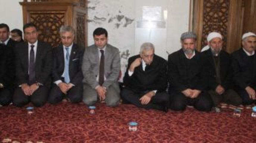 Şerafettin El&ccedil;i'ye &Ouml;calan Ve Barzani Posterli Anma