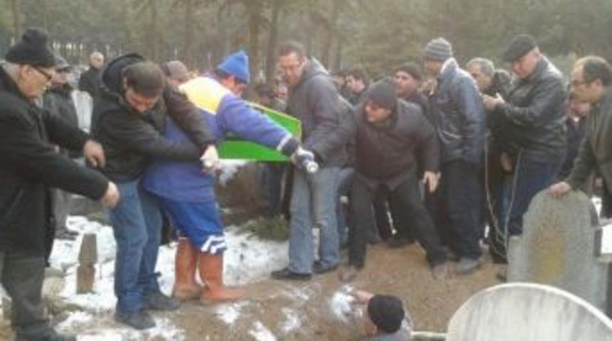 Gazeteci Vefai Teker Toprağa Verildi