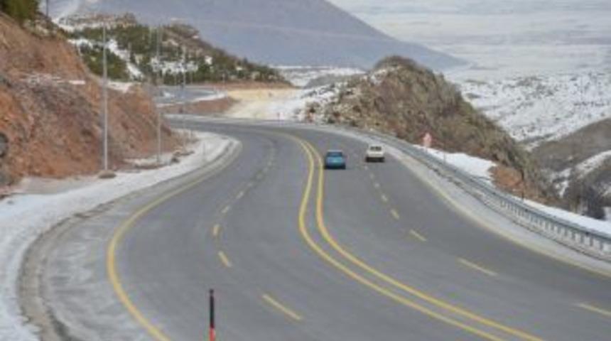 D&uuml;zg&uuml;n: Erciyes Kayak Merkezi'nin Yolu 4 Şeritli 19 Metre Genişliğinde