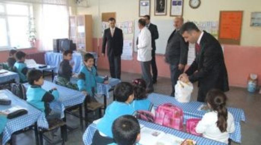 Yerk&ouml;y Kaymakamı Şeng&ouml;k, Okullara 100 Temel Eser Kitap Seti Hediye Etti