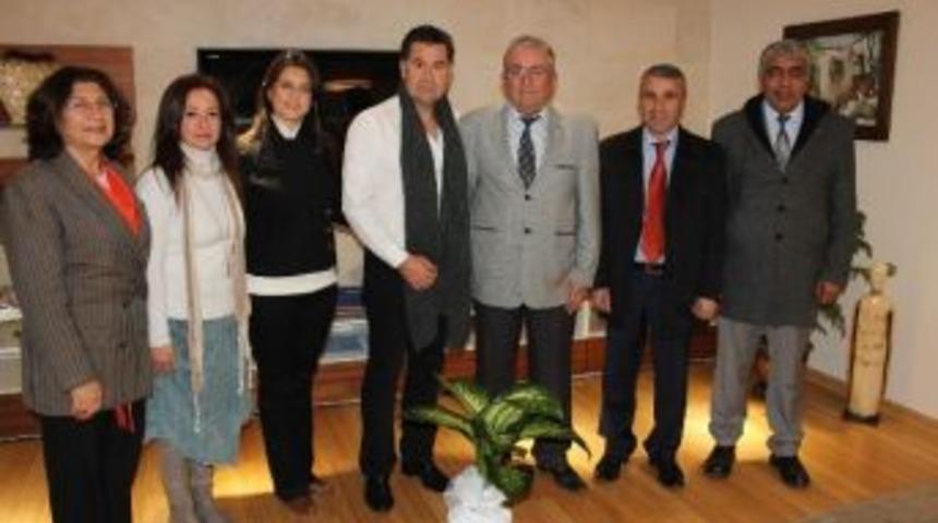 &Ouml;ğrenciler Başkan Kocadon&rsquo;a Atkı Hediye Etti