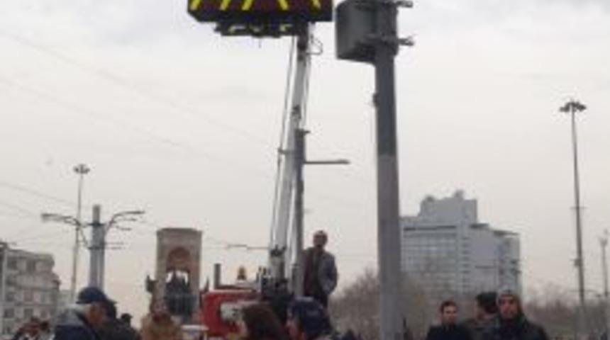 Taksim'deki Mobese Kameralarına Yılbaşı Bakımı