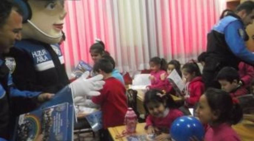 Emniyetten, &Ccedil;ocuklara Top' Hediyesi