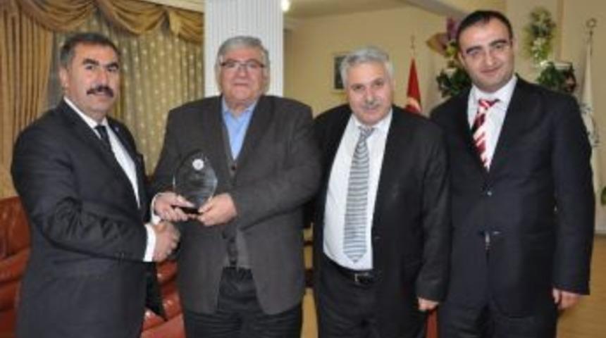 Ankara Erzurum Vakfı&rsquo;n Dan Etb Başkanı Hınıslıoğlu&rsquo;na Hizmet Plaketi