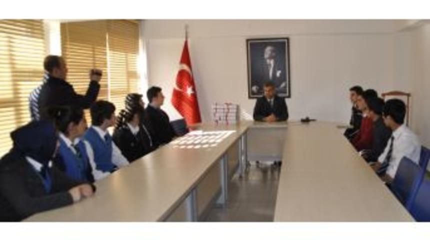 Kaymakam Erkal, Bando Takımında G&ouml;rev Alan &Ouml;ğrencilere Tablet Hediye Etti